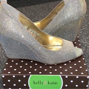 Gorgeous Gold Fabric Glitter Pumps w/peep toe